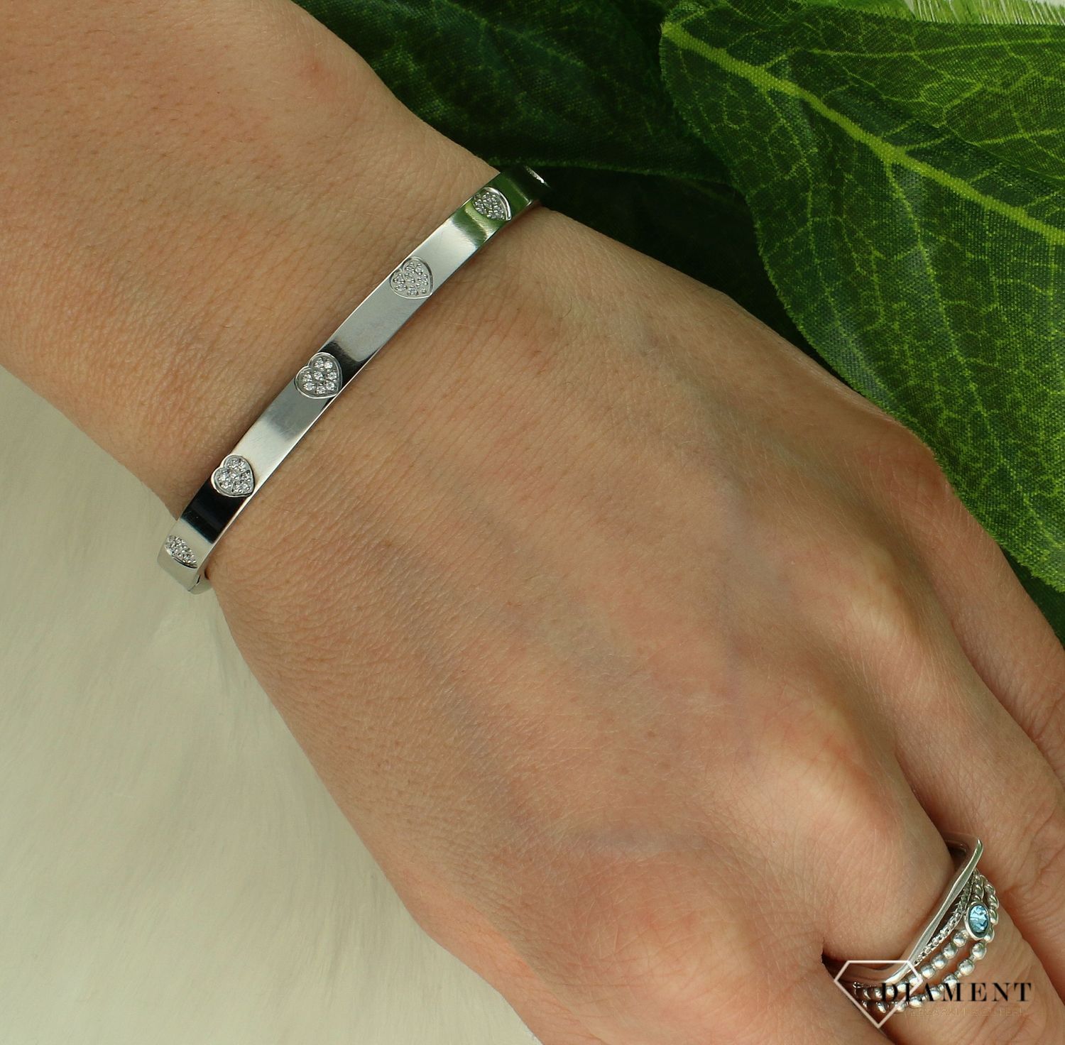 Bransoletka damska sztywna z sercami z cyrkonii Nomination 029503 004 z kolekcji Pretty Bangles. Bransoletka wykonana z najwyższej jakości stali szlachetnej, dzięki czemu jej posiadaczka będzie mogła długo cieszyć się jej pięknym wyglądem oraz.jpg